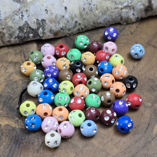 100 bunte Acrylperlen im Strasslook, 6mm. Die Perlen haben eine glänzende Oberfläche und lebendige Farben. Perfekt für Schmuck, Makramee oder Dekorationen. Mit großem Fädelloch für einfaches Auffädeln auf Bänder oder Schnüre.
