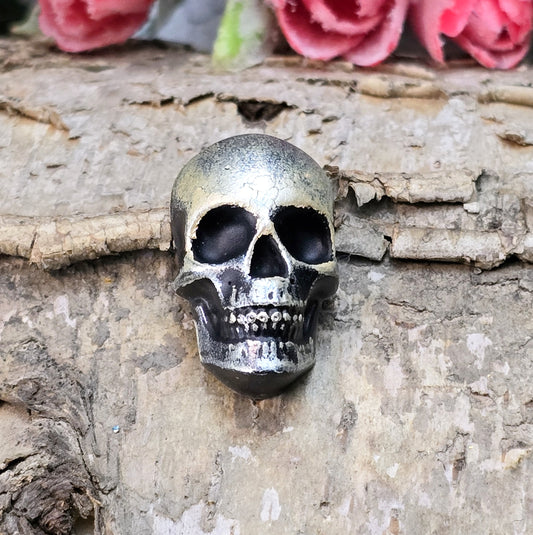 Das Bild zeigt einen Cabochon aus Resin mit Wachsfarbe verziert