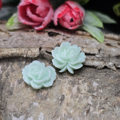 Das Bild zeigt Cabochons Rosenblüte – 14mm – Mint – Sanfte Akzente für deine Schmuckkreationen 🌿🌹