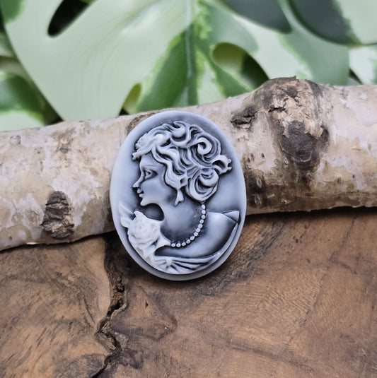 Das Bild zeigt einen ovalen Kamee-Cabochon – 34 x 27mm – Schwarz – Zeitlose Eleganz für deine DIY-Projekte