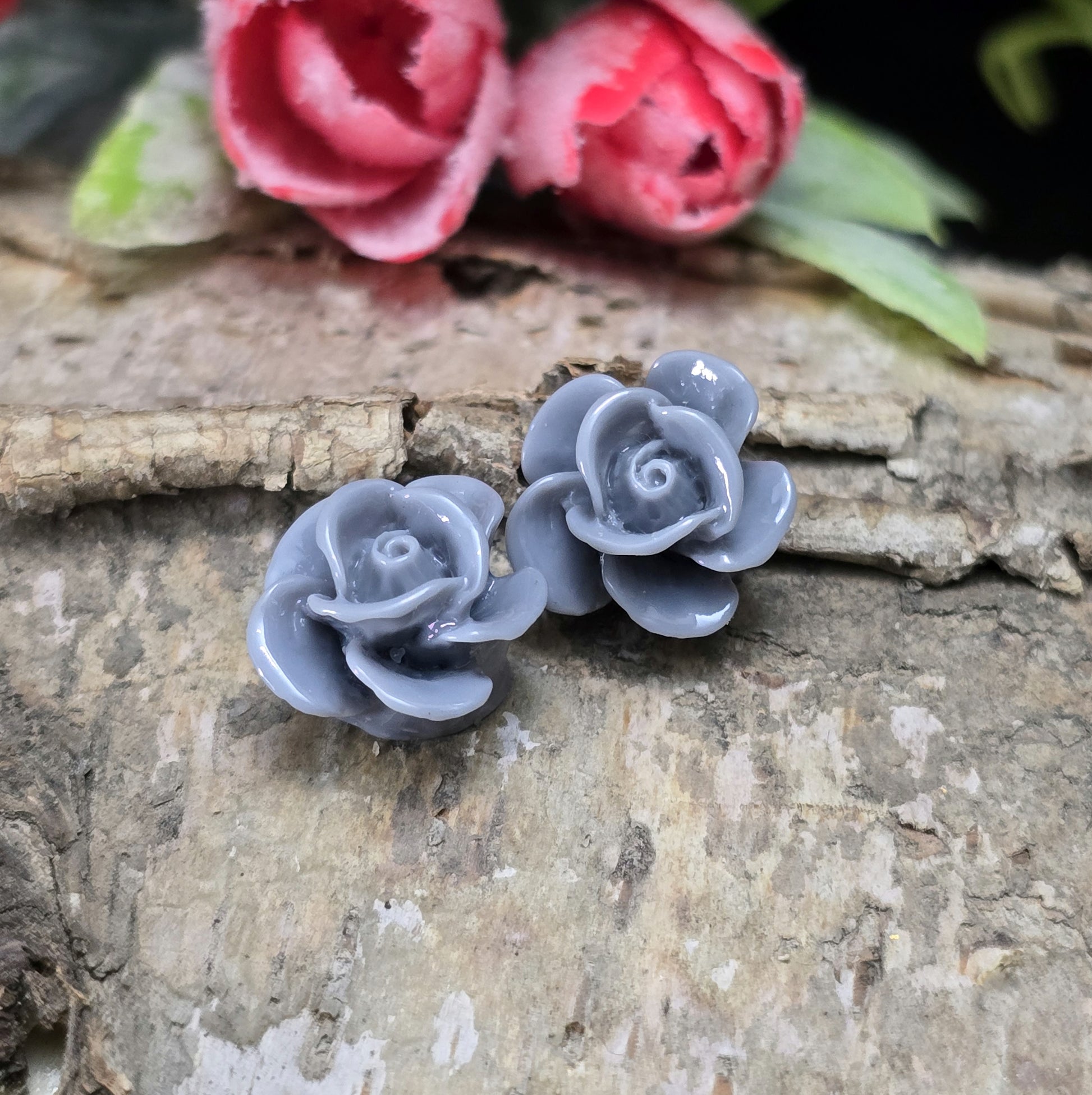 Das Bild zeig Cabochons Rose – 14mm – Grau – Zeitlose Eleganz für deine Schmuckkreationen 🌹✨