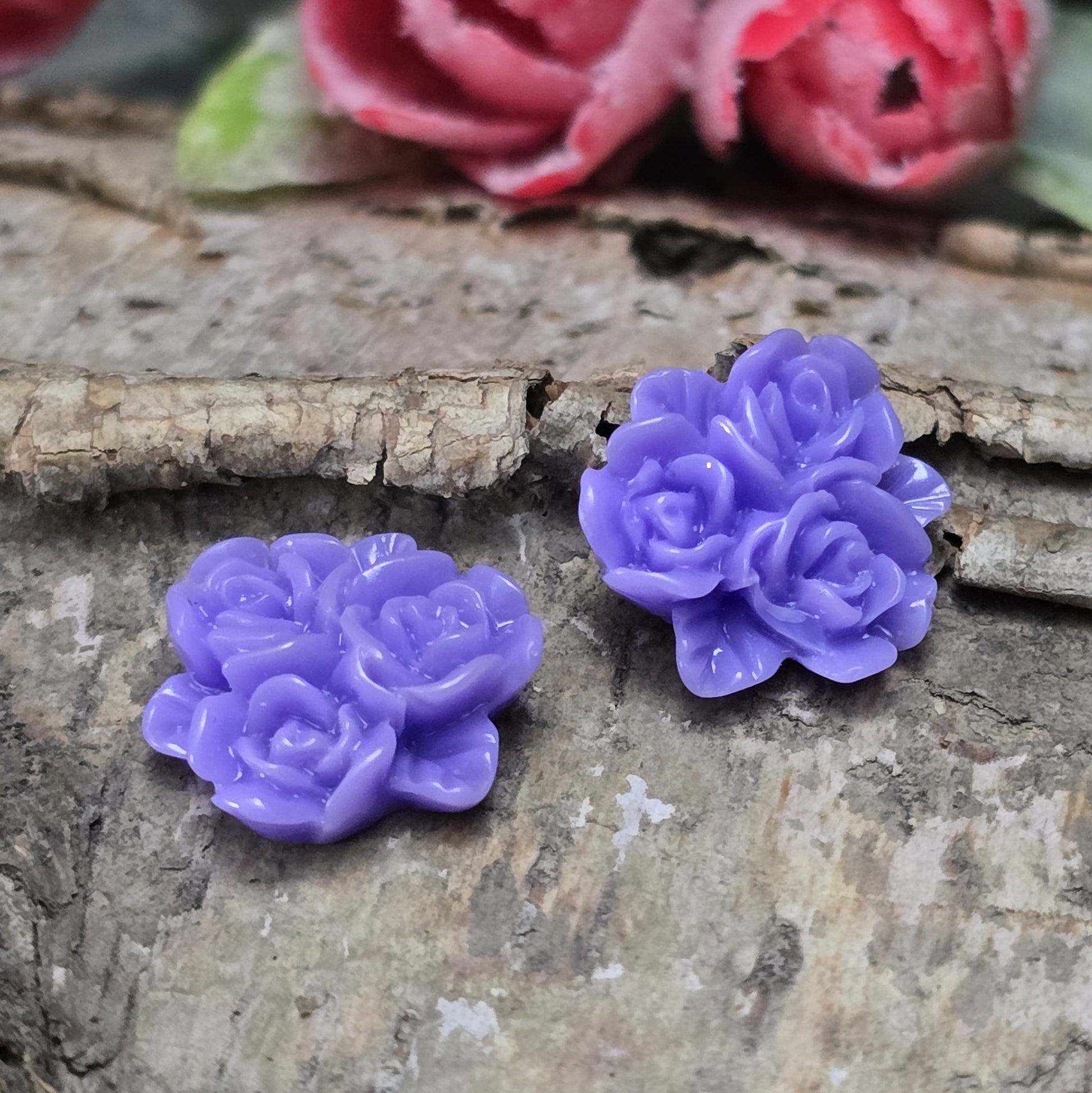 Das Bild zeit Cabochons Rosentrio – 14mm – Lila – Elegante Akzente für deine Schmuckkreationen 💜🌹