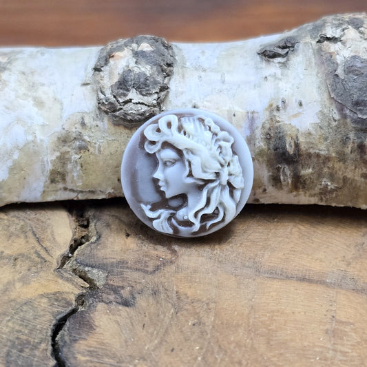 Das Bild zeigt runde Kamee-Cabochons – 17mm – Braun – Vintage-Flair für deine kreativen Projekte