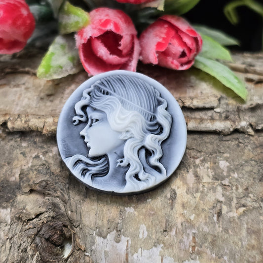 Das Bild zeigt einen runden Kamee-Cabochon – 31mm – Schwarz – Klassische Eleganz für deine DIY-Projekte