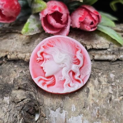 Das Bild zeigt einen runden Kamee-Cabochon – 31mm – Lachsrot – Vintage-Charme für deine kreativen Projekte