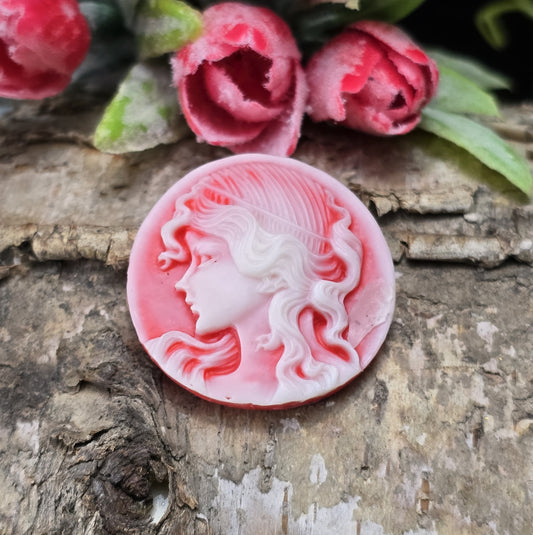 Das Bild zeigt einen runden Kamee-Cabochon – 31mm – Lachsrot – Vintage-Charme für deine kreativen Projekte