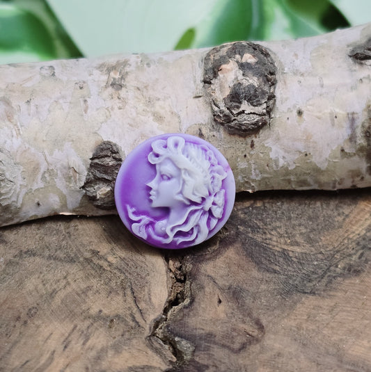 Das Bild zeigt runde Kamee-Cabochons – 17mm – Lila – Nostalgischer Charme für deine DIY-Projekte