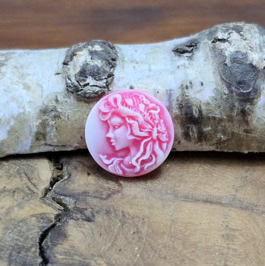 Das Bild zeigt runde Kamee-Cabochons – 17mm – Magenta – Eleganz Vintage-Charme für deine DIY-Kreationen