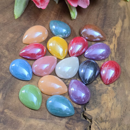 Diese Cabochons sind wie gemacht für die Schmuckherstellung. Klebe sie in passende Fassungen, um stilvolle Anhänger, elegante Ringe oder bezaubernde Ohrringe zu gestalten. Mit ihrer glänzenden, schimmernden Oberfläche verleihen sie jedem Design eine edle Note.