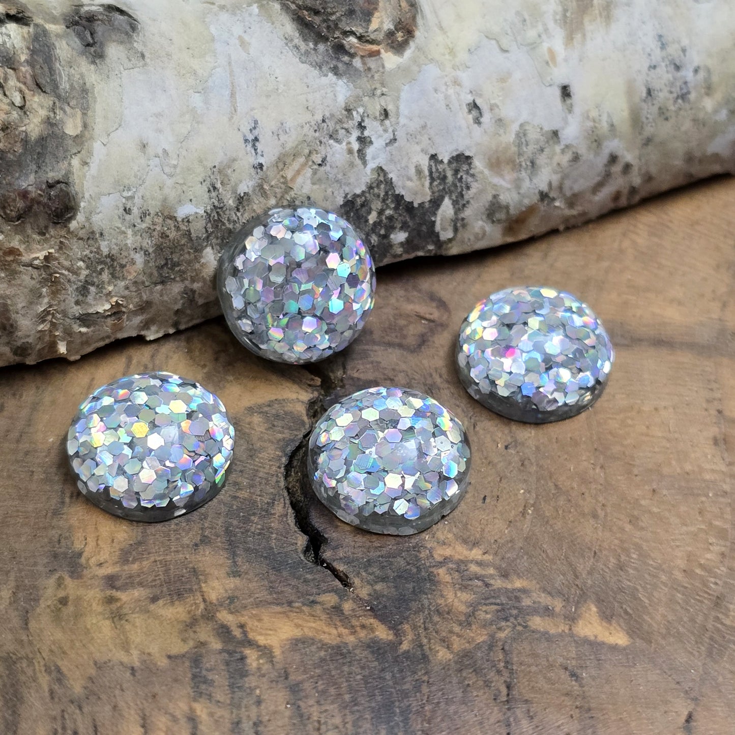 Das Bild zeigt Cabochons. Sie haben einen flachen Rücken und eignen sich hervorragend zum aufkleben in Schmuckwannen, auf Grußgarten, Schachteln und Schatullen, Bilderrahmen und zum Verzieren von Kerzen.&nbsp;