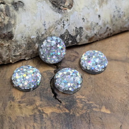 Das Bild zeigt Cabochons. Sie haben einen flachen Rücken und eignen sich hervorragend zum aufkleben in Schmuckwannen, auf Grußgarten, Schachteln und Schatullen, Bilderrahmen und zum Verzieren von Kerzen.&nbsp;