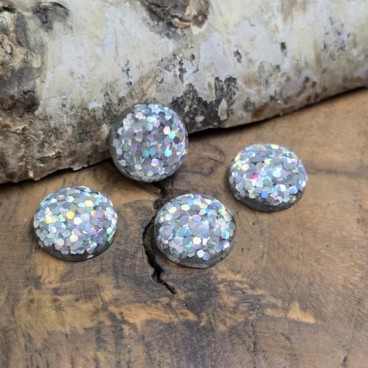 Das Bild zeigt Cabochons. Sie haben einen flachen Rücken und eignen sich hervorragend zum aufkleben in Schmuckwannen, auf Grußgarten, Schachteln und Schatullen, Bilderrahmen und zum Verzieren von Kerzen.&nbsp;