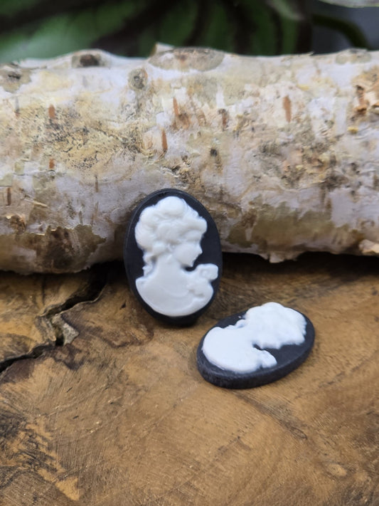 Zwei Cameo Cabochons mit weißem Damenprofil auf schwarzem Hintergrund für DIY Schmuck