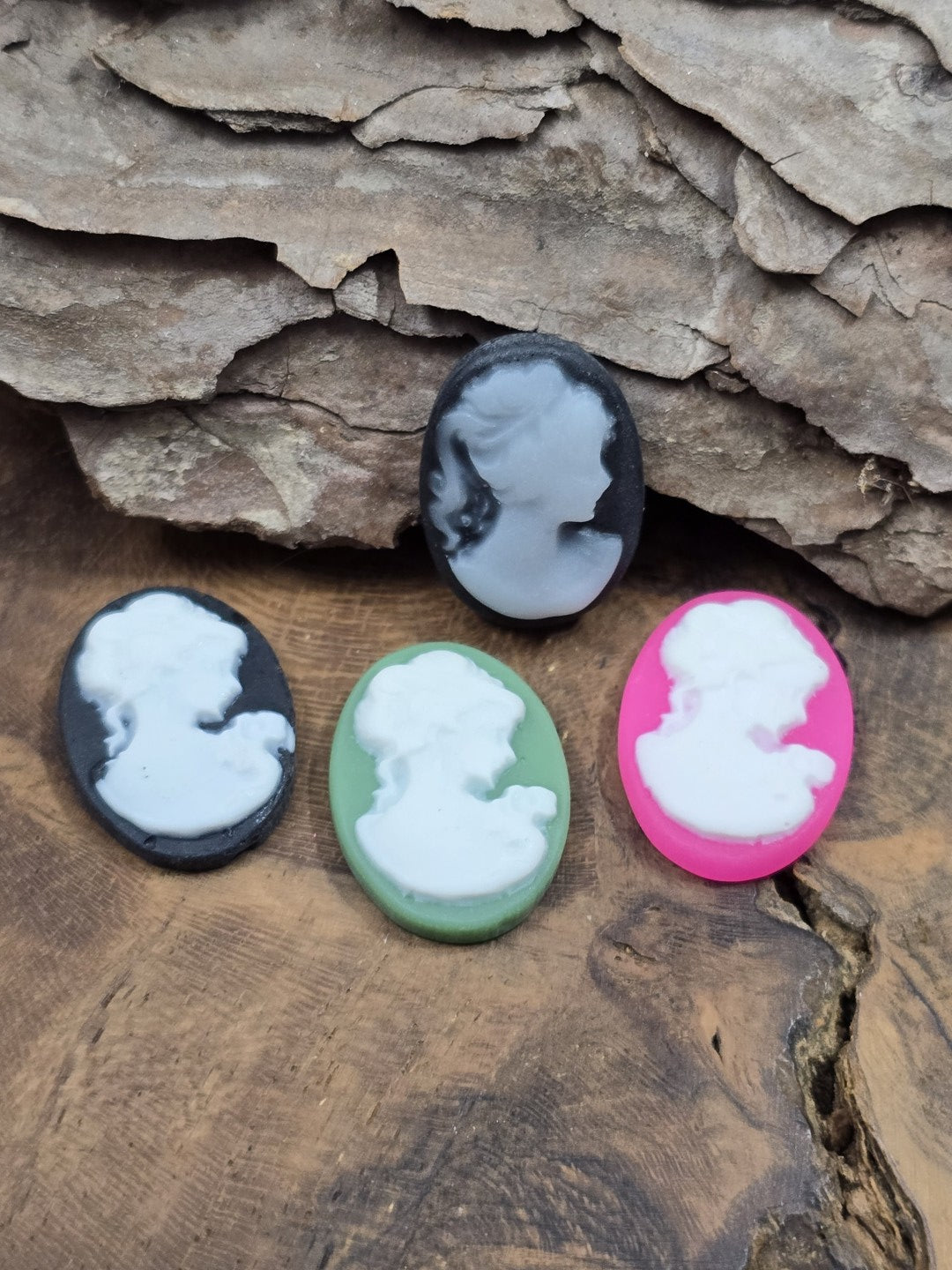 Cameo Cabochons mit Damenprofil in Schwarz, Grau, Grün und Pink als Schmucksteine