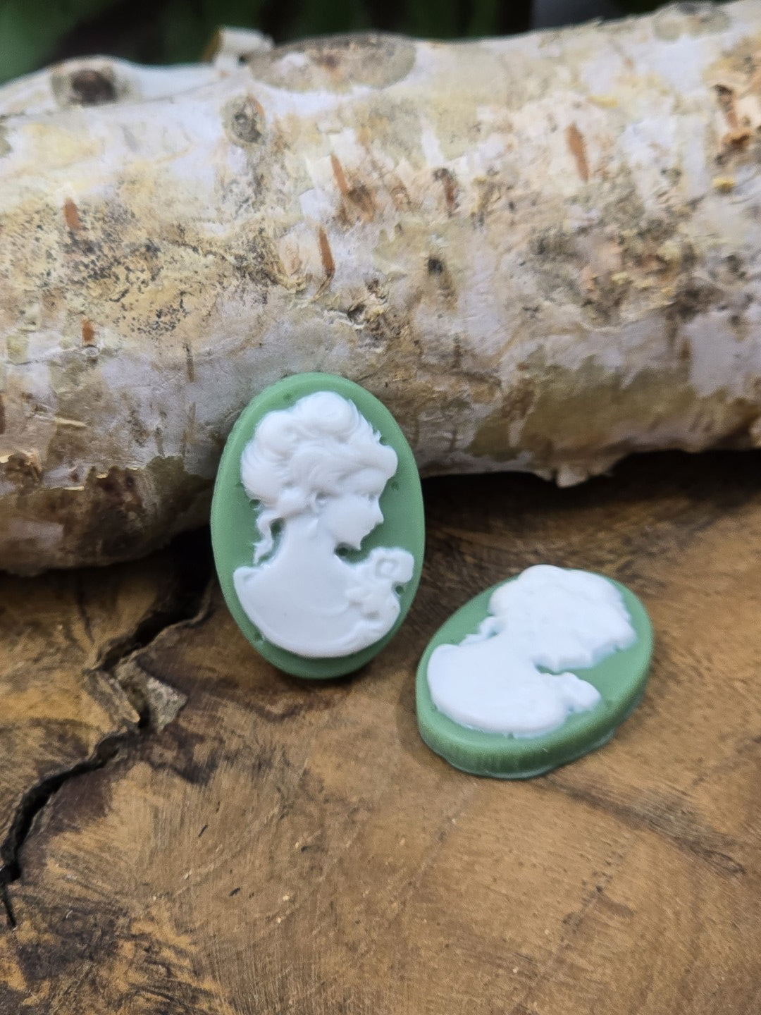 Grüne Cameo Cabochons mit weißem Frauenprofil für Ohrringe, Ringe und Anhänger