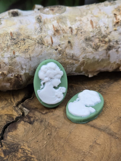 Grüne Cameo Cabochons mit weißem Frauenprofil für Ohrringe, Ringe und Anhänger