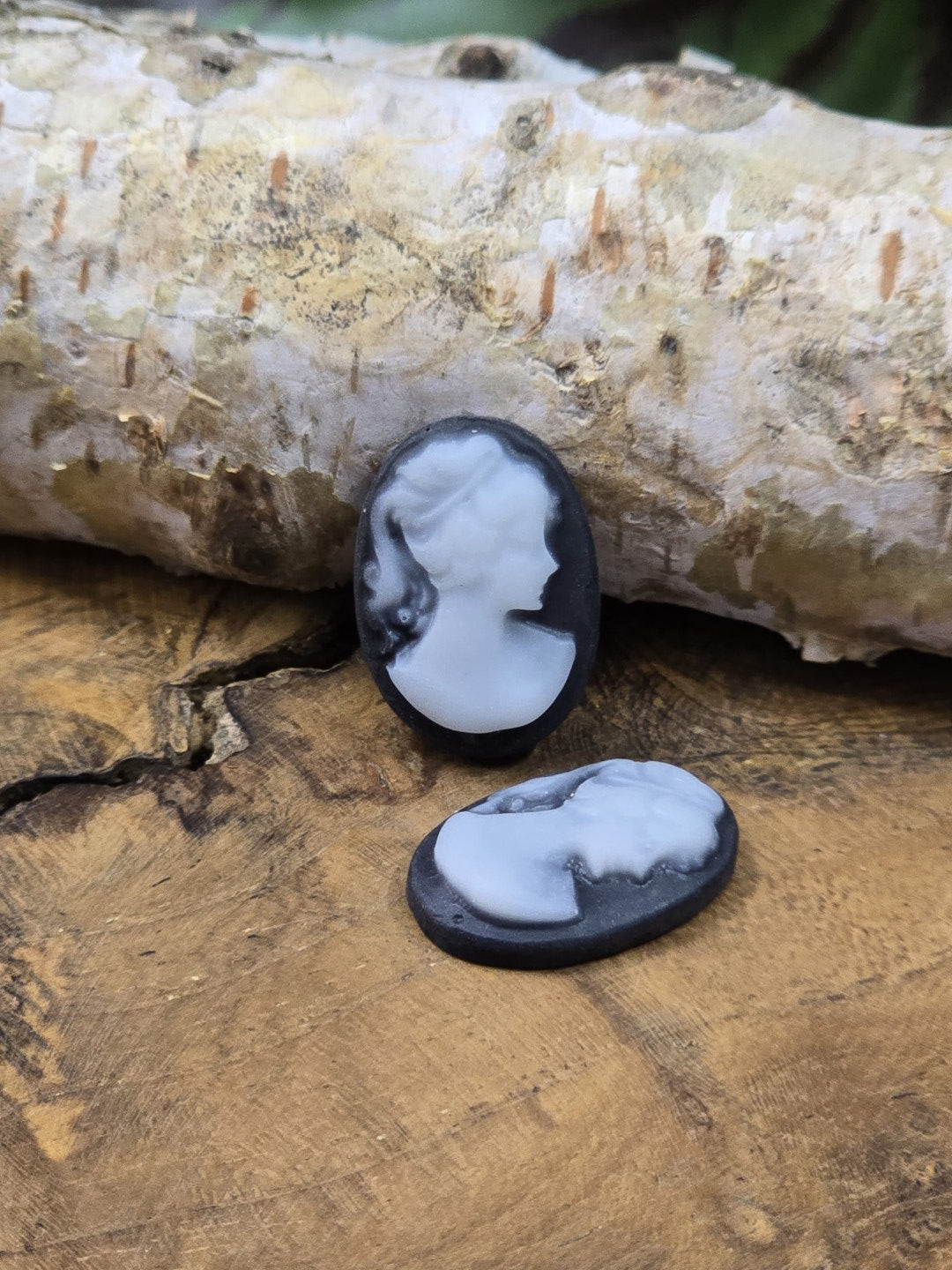 Schwarze Cameo Cabochons mit viktorianischem Damenprofil für Vintage Schmuckdesign
