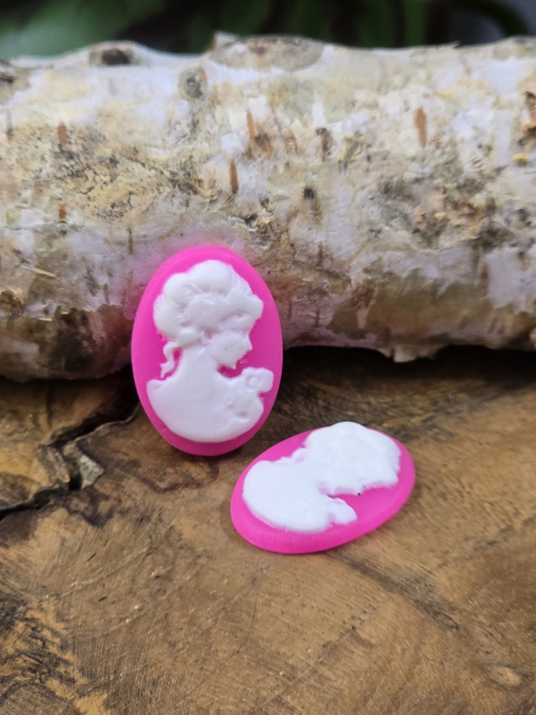Pinke Cameo Cabochons mit weißem Damenportrait als Schmucksteine für DIY Projekte