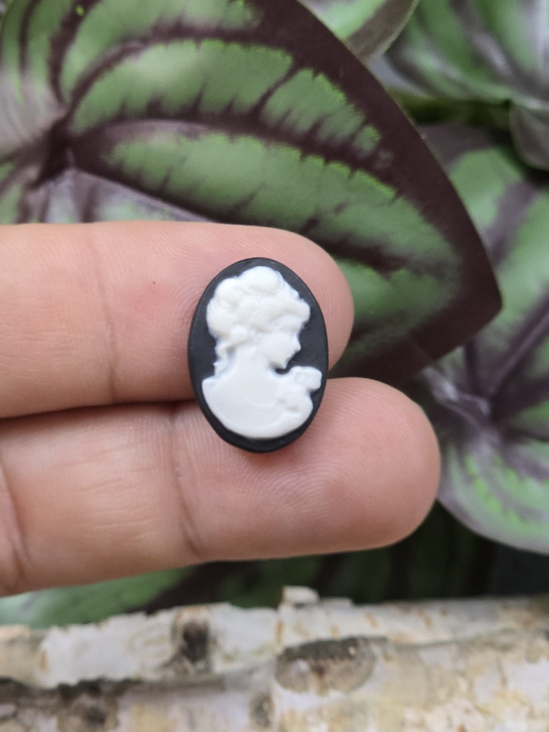 Ovaler Cameo Cabochon mit weißem Damenprofil auf schwarzem Grund zur Größendarstellung