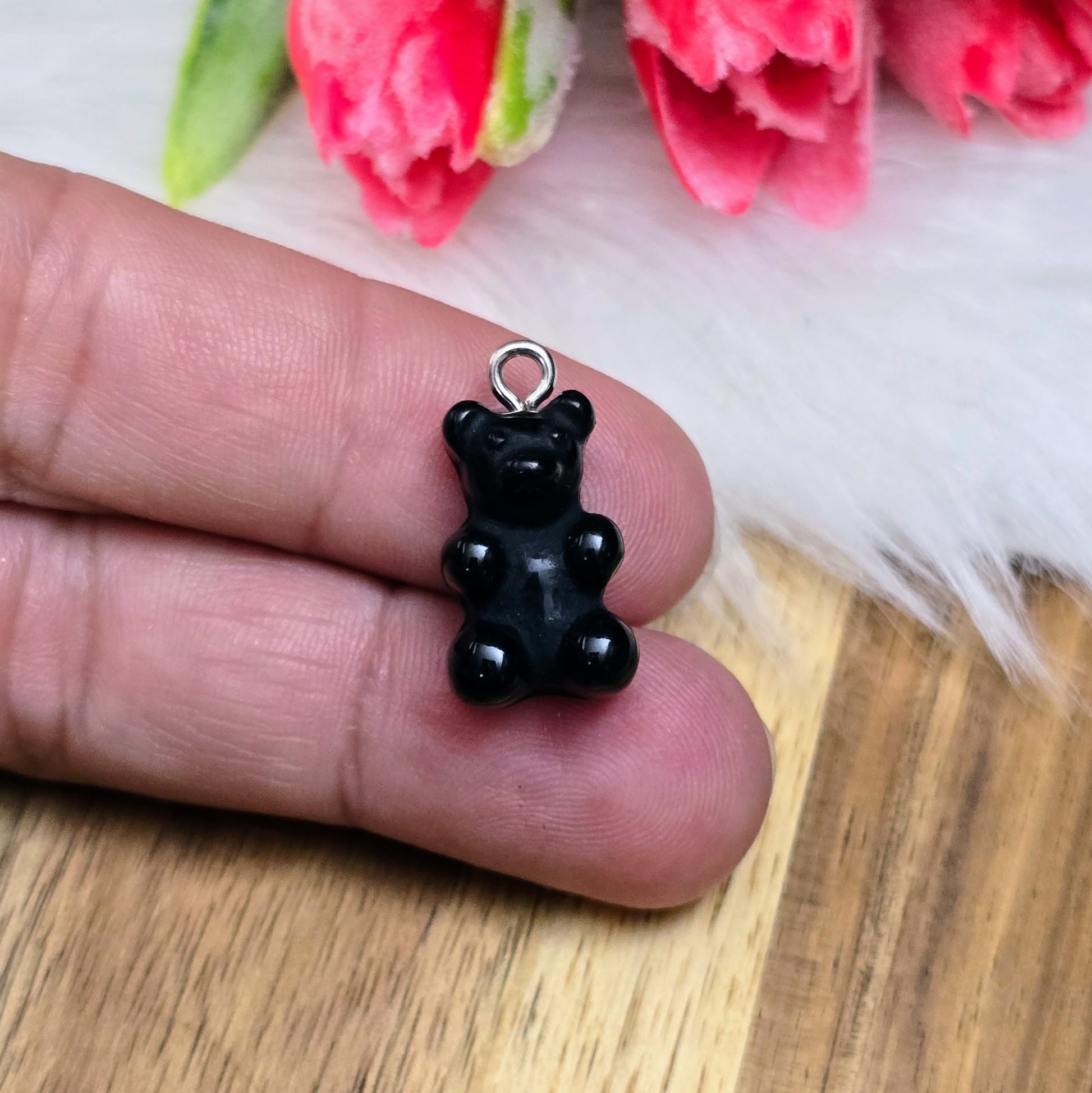 2 schwarze Resin-Bärchen mit silberner Öse – 20 mm – ideal für Ketten, Armbänder & Ohrringe. Süße Anhänger für Deine DIY-Schmuckideen.
