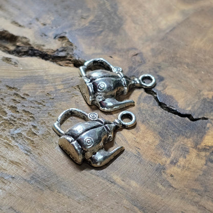 4 orientalische Kaffeekannen-Anhänger in Antik-Silber, ca. 19,3 mm – ideal für Schmuck, Charms, Ketten oder Taschenbaumler.