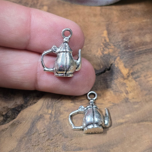 4 orientalische Kaffeekannen-Anhänger in Antik-Silber, ca. 19,3 mm – ideal für Schmuck, Charms, Ketten oder Taschenbaumler.
