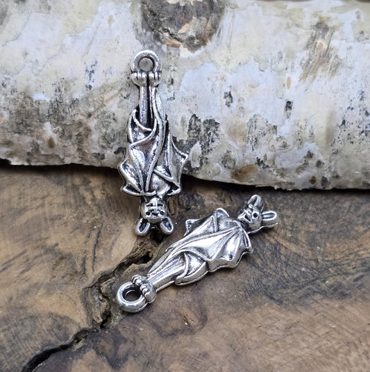 2 antik silberne Charms, hängende Fledermaus in Detailansicht.