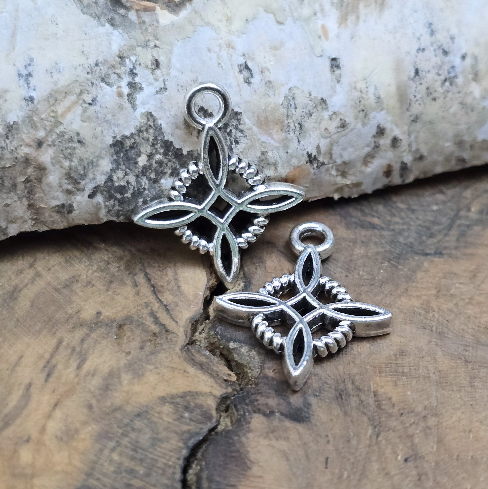 Das Bild zeigt 2 Charms Anhänger Hexenknoten in antik silberfarbig mit 18mm Länge.

Diese Anhänger sind perfekte spirituelle Begleiter – ob an Pendeln, Ketten, Ohrhaken oder als Altargegenstände.
