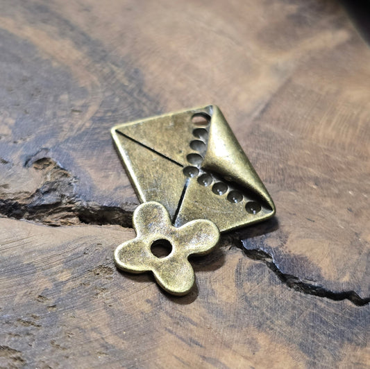 2 Anhänger in Brief-Form mit Blume, antik bronzefarbig – romantisches Schmuckzubehör für Ketten, Armbänder, Schlüsselanhänger & DIY-Projekte.