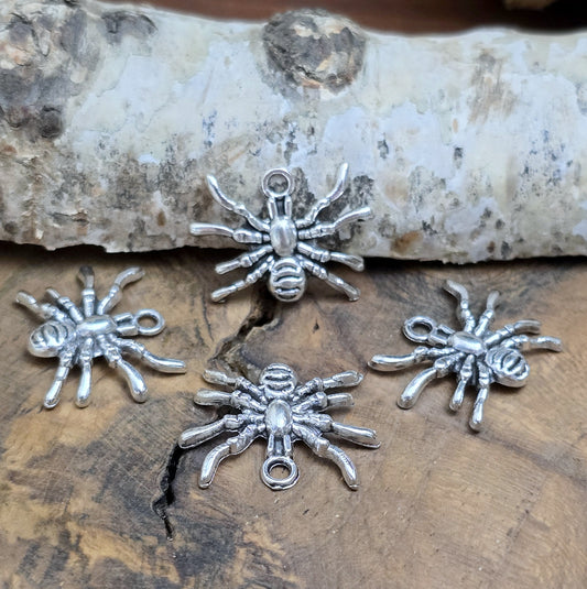 Das Bild zeigt 4 Charms Anhänger Spinne, antik silberfarbig, 15mm, antik silberfarbig