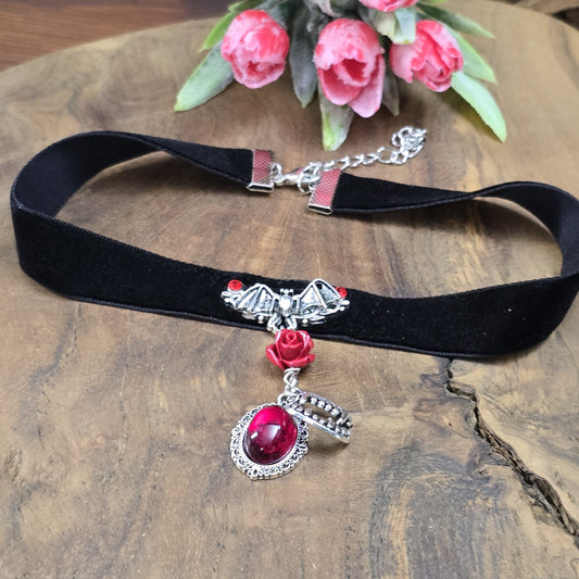 Gothic Choker aus schwarzer Samt, mit handgefertigtem Cabochon Anhänger an einer  Fledermaus, mit Vampirzähnen, Vampire-Style, Halloween