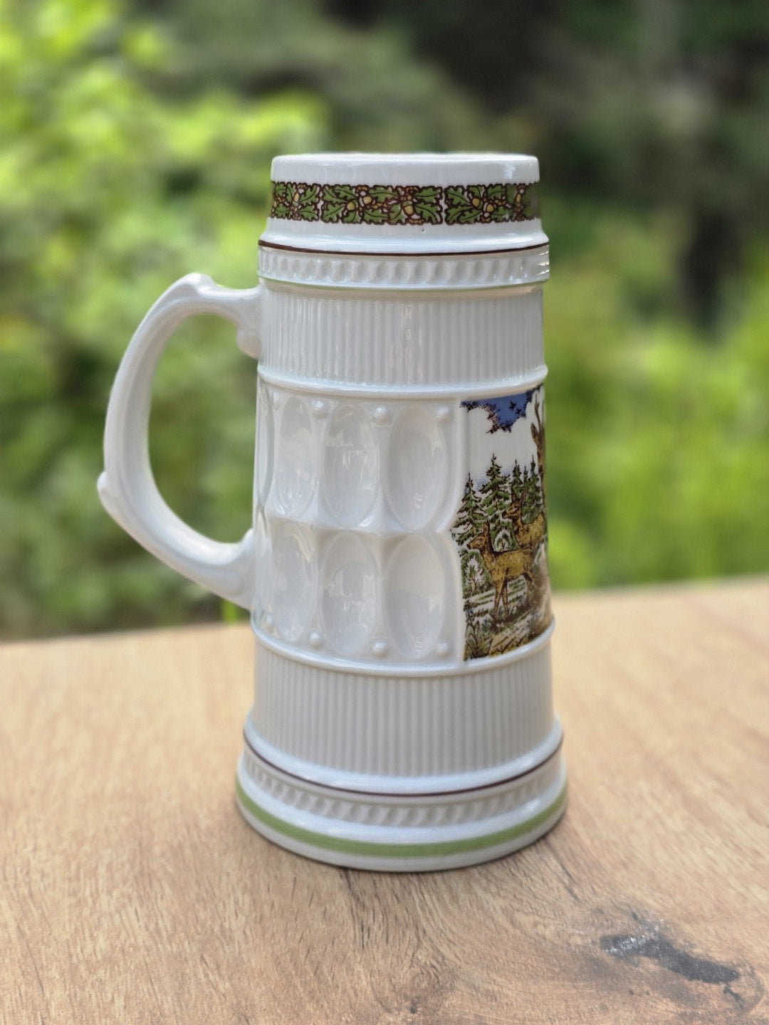 Seitliche Ansicht eines Colditz Lettin Bierkrugs aus Porzellan mit Henkel und Jagdmotiv