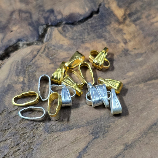 20 Anhängerösen im Mix: 10 vergoldet, 10 versilbert. Glänzendes Schmuck-Material (7,1 mm) für DIY-Projekte. Ideal, um Anhänger sicher an Ketten oder Armbändern zu befestigen.
