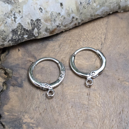 Das Bild zeigt Creolen mit Anhängeröse. Sie sind exquisite Schmuckstücke, die aus 925er Silber gefertigt sind. Mit einem Durchmesser von 13 mm (außen) sind sie elegant und perfekt für den täglichen Gebrauch oder besondere Anlässe.