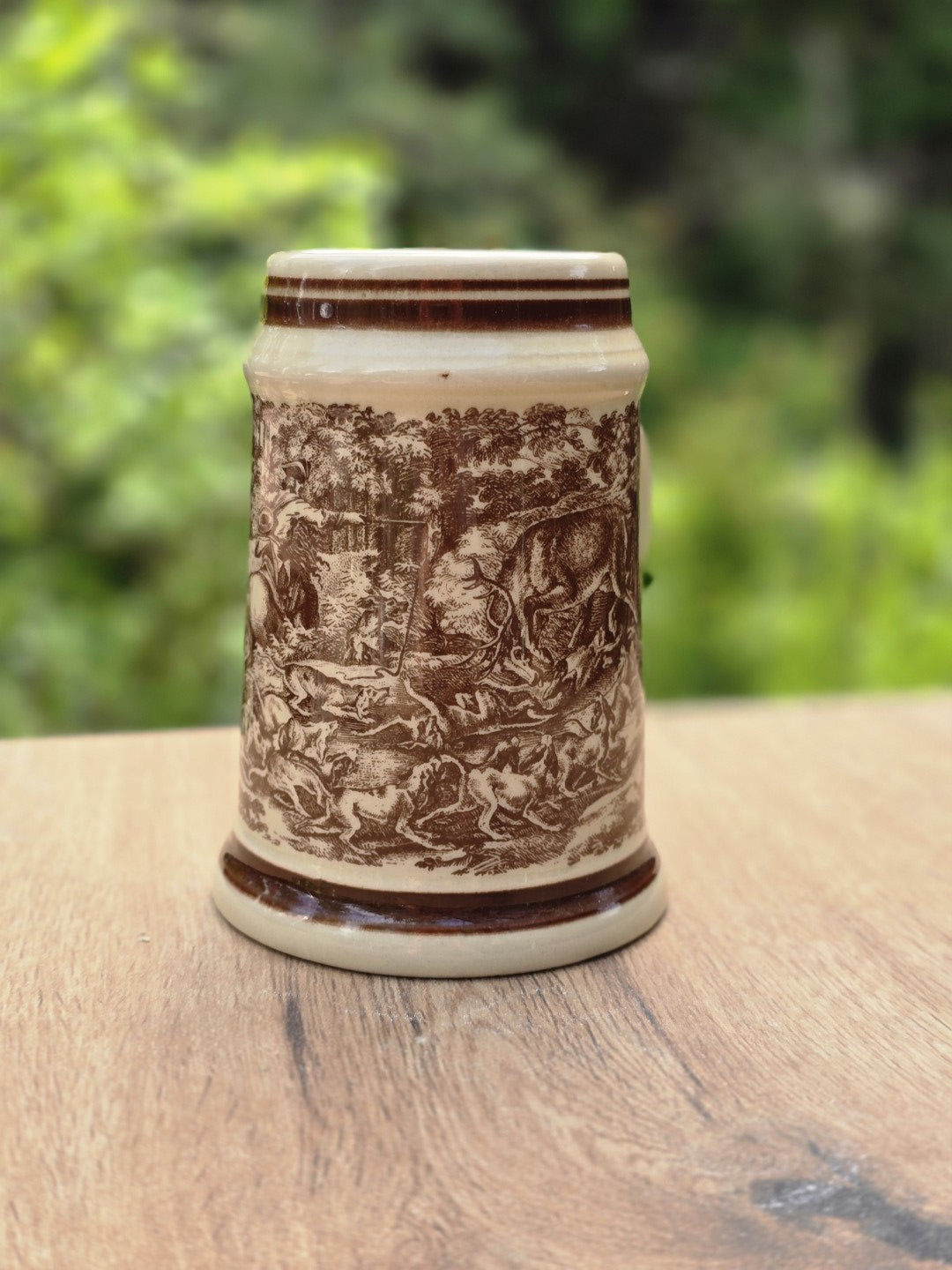 Vintage DDR Bierkrug aus Colditz Porzellan mit brauner Jagdszene und umlaufendem Dekor