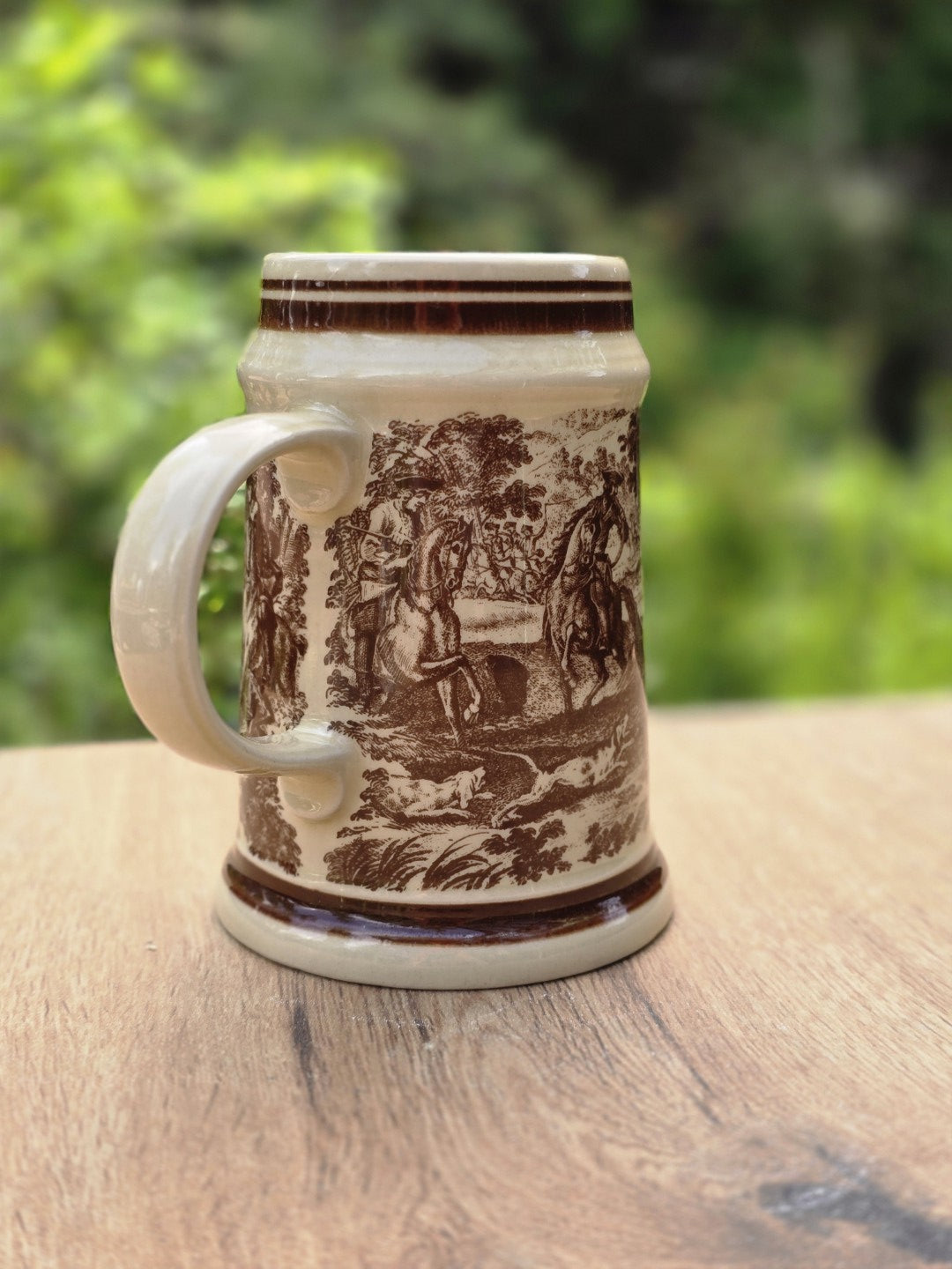 Seitliche Ansicht eines Colditz Bierkrugs mit braunem Jagddekor, Randlinie und weißem Henkel