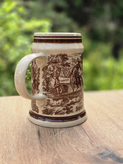 Seitliche Ansicht eines Colditz Bierkrugs mit braunem Jagddekor, Randlinie und weißem Henkel