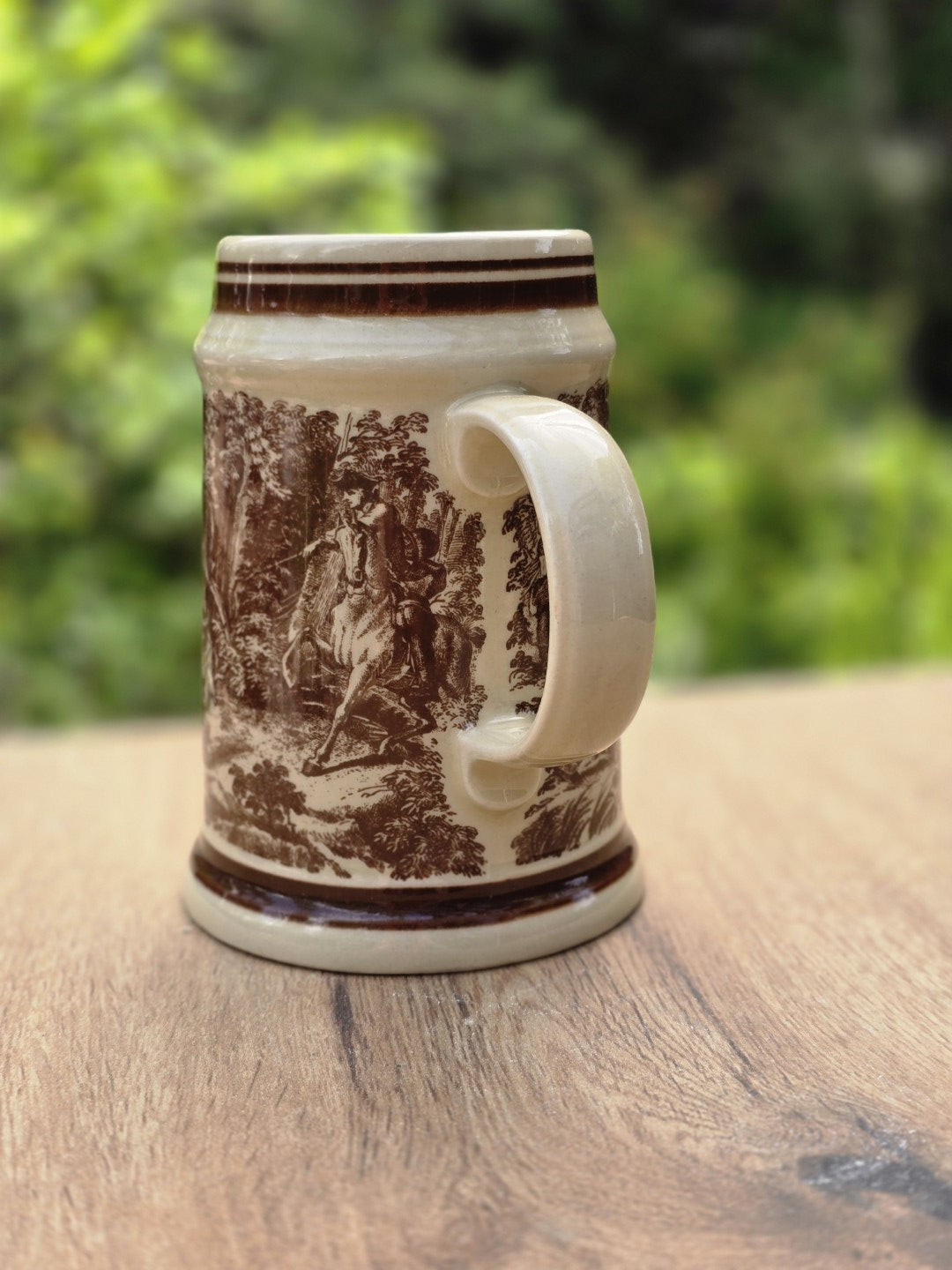 Rückansicht eines DDR Porzellan Bierkrugs mit Reiterjagd, Hunden und brauner Bildszene