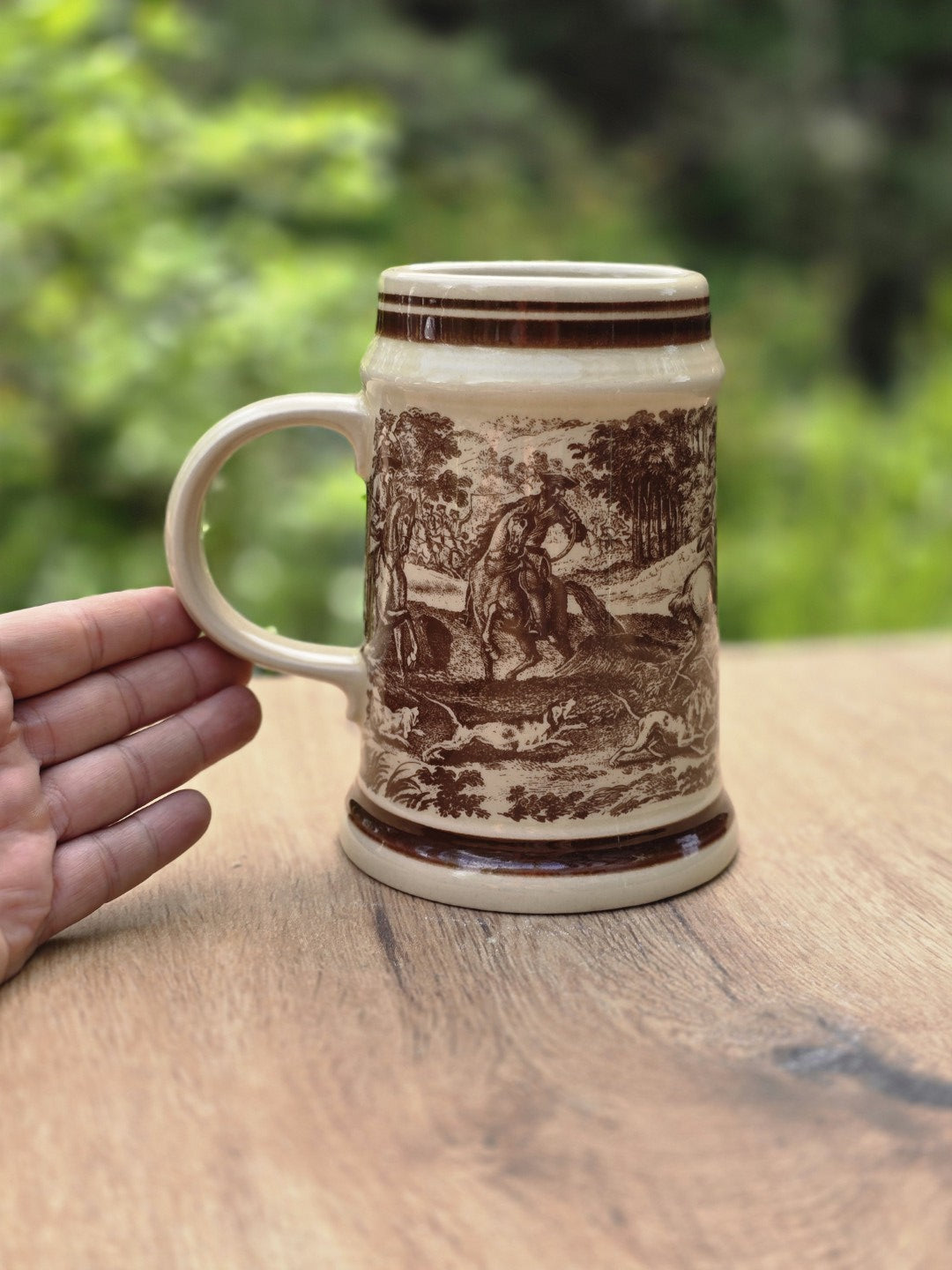 Detailansicht des weißen Henkels an einem Colditz Porzellan Bierseidel mit Jagdmotiv