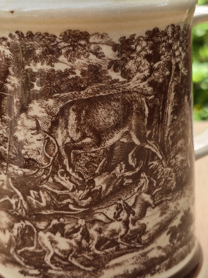 Detail der Waldszene mit Jäger, Jagdhunden und Wildschwein auf braunem Porzellandekor