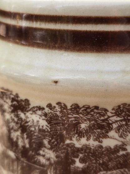 Detail von braunem Randdekor, Glasur und kleinen Gebrauchsspuren am Porzellan Bierkrug