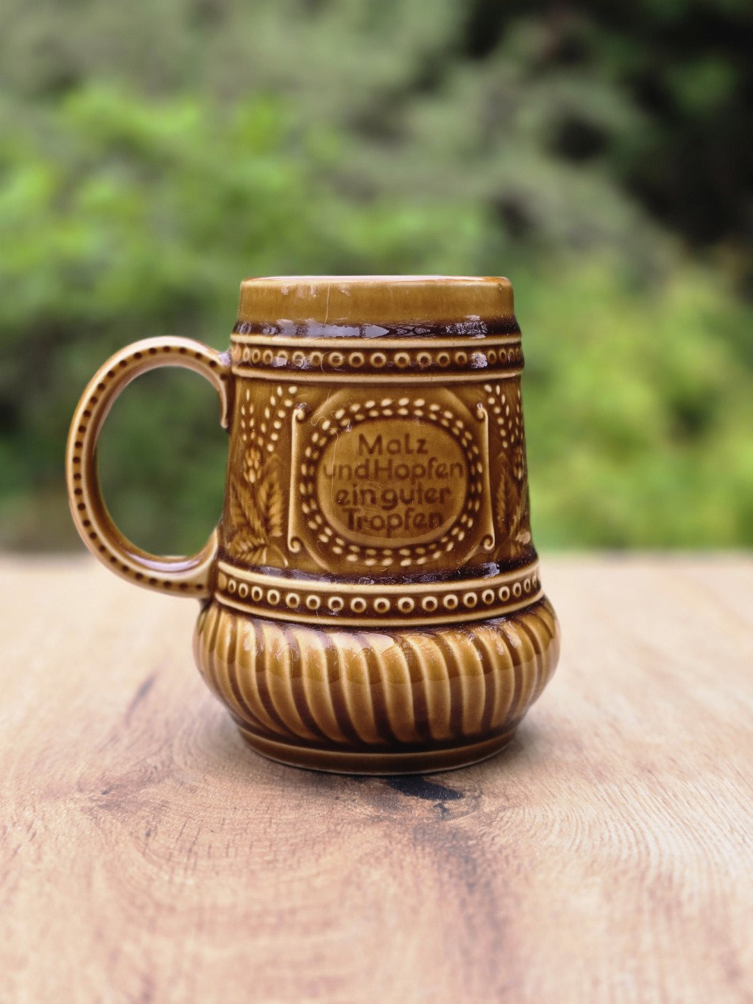 Brauner DDR Bierkrug aus Keramik mit Spruch „Malz und Hopfen ein guter Tropfen“ und Reliefdekor