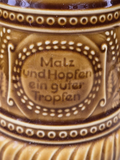Detail des Spruchs „Malz und Hopfen ein guter Tropfen“ auf braun glasiertem Bierseidel
