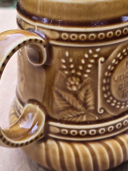 Randdetail mit brauner Glasur, Punktbordüre und umlaufender Zierlinie an einem DDR Bierkrug
