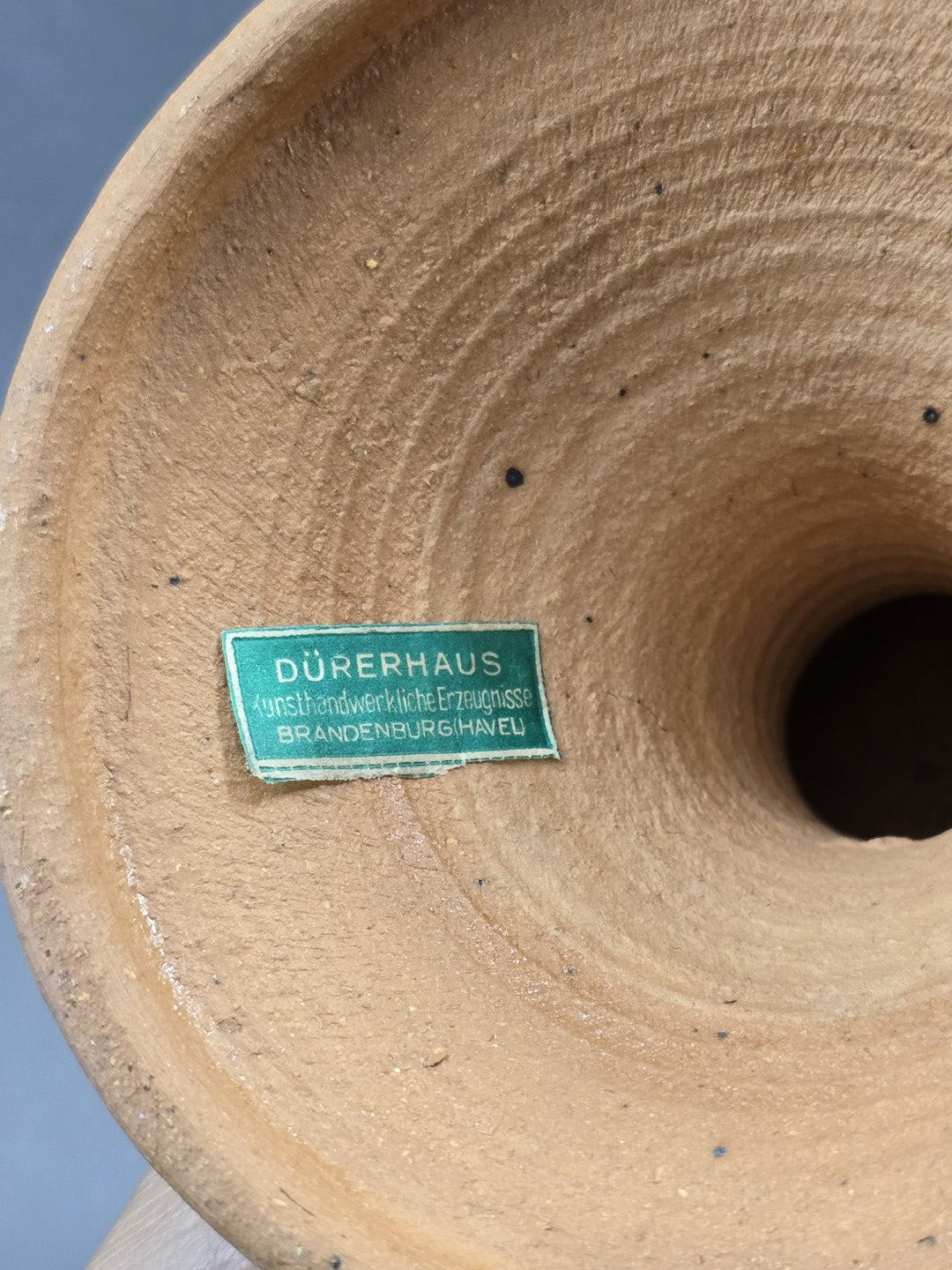 Vintage Keramik-Fußschale von Dürerhaus mit sichtbarem Etikett „Kunsthandwerkliche Erzeugnisse Brandenburg-Havel“ an der Unterseite
