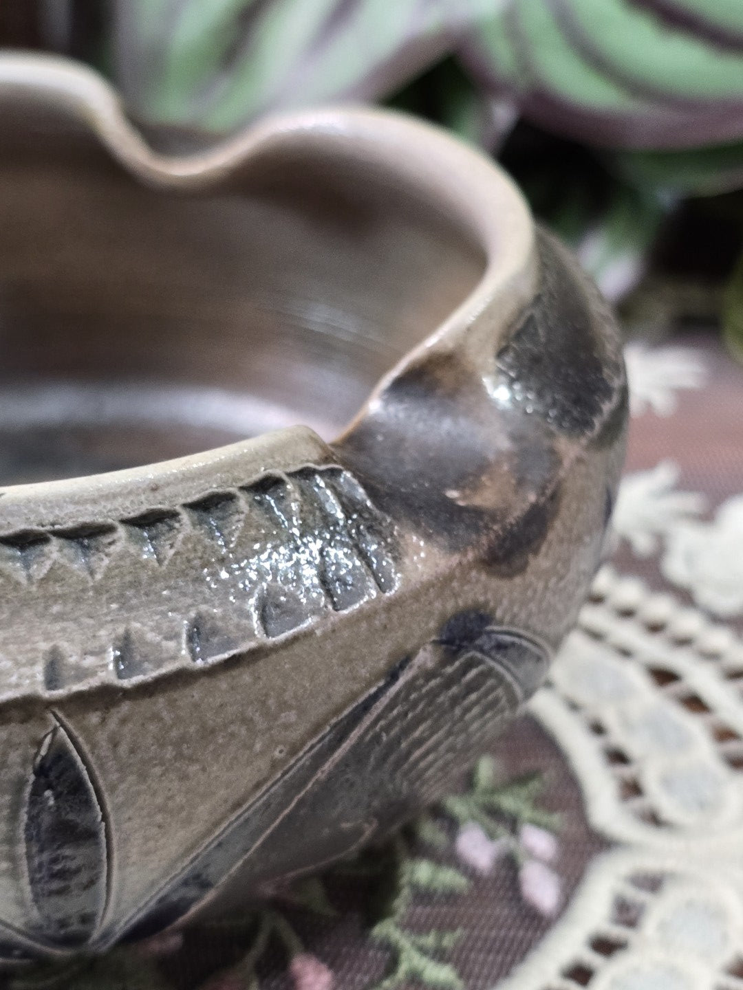 Vintage Keramik Aschenbecher mit grauer Glasur, dunkelblauen Ritzmustern und strukturierter Randzone in vergrößerter Detailaufnahme