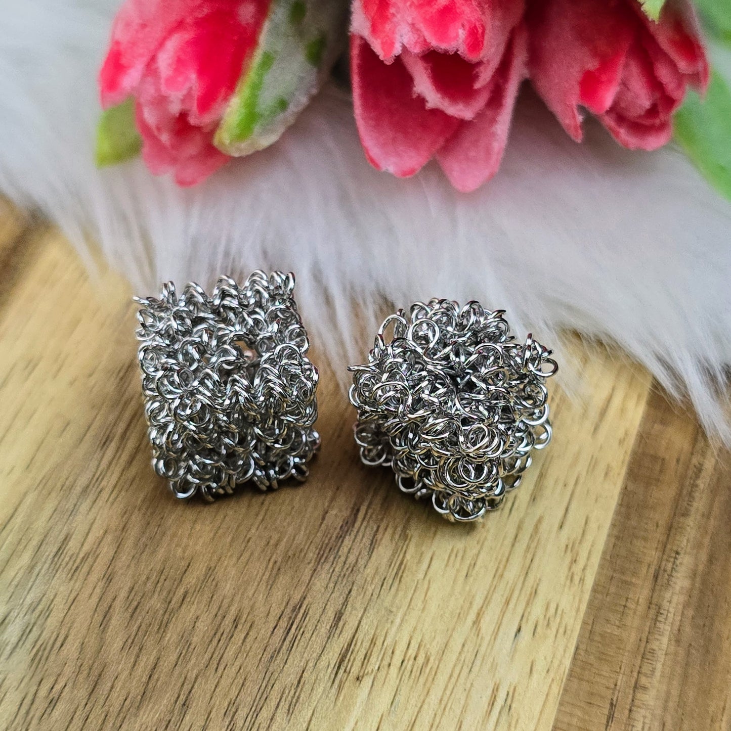 2 silberfarbene Drahtperlen in Würfelform – handgewickelt & durchlässig – perfekt für DIY-Schmuck, Ketten oder Deko – ca. 15 x 15 mm, kein Fädelloch erforderlich