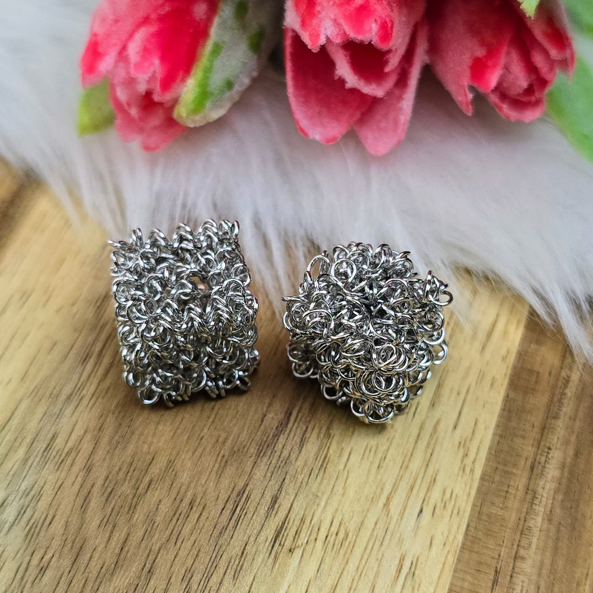 2 silberfarbene Drahtperlen in Würfelform – handgewickelt & durchlässig – perfekt für DIY-Schmuck, Ketten oder Deko – ca. 15 x 15 mm, kein Fädelloch erforderlich