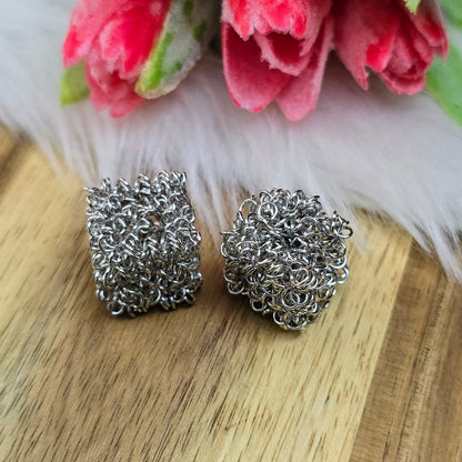 2 silberfarbene Drahtperlen in Würfelform – handgewickelt & durchlässig – perfekt für DIY-Schmuck, Ketten oder Deko – ca. 15 x 15 mm, kein Fädelloch erforderlich