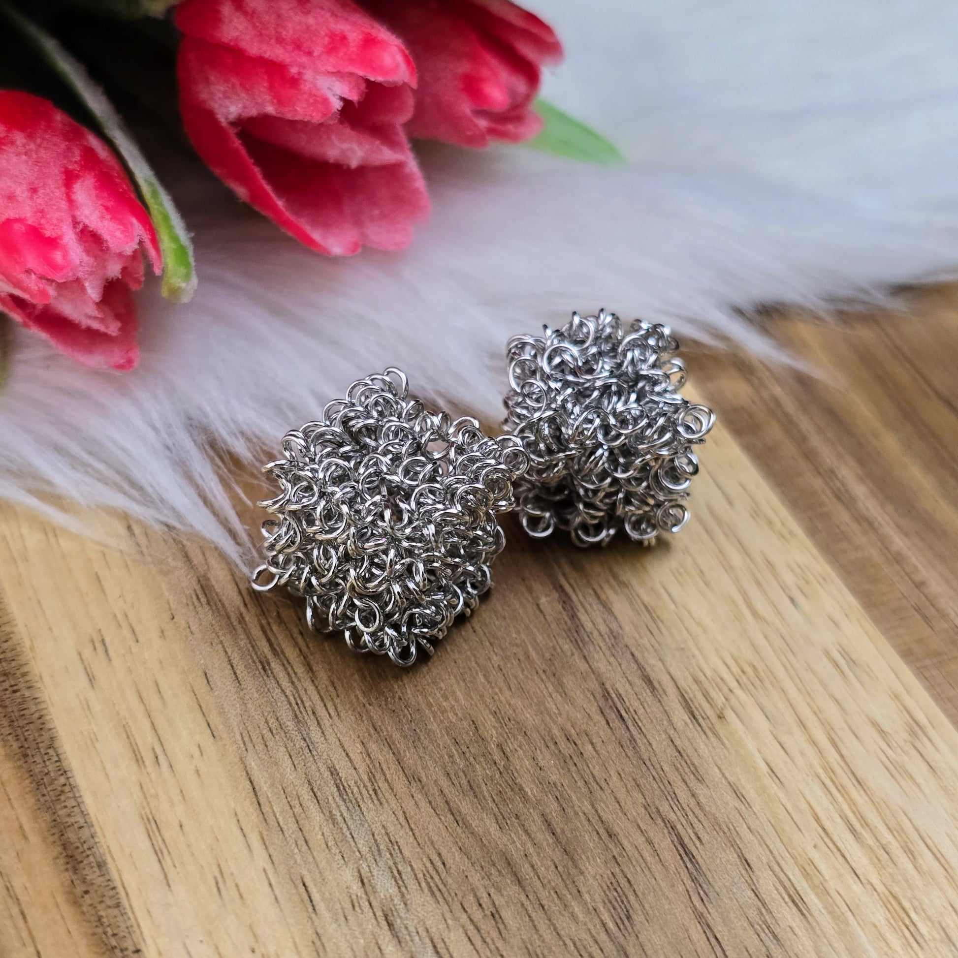 2 silberfarbene Drahtperlen in Würfelform – handgewickelt & durchlässig – perfekt für DIY-Schmuck, Ketten oder Deko – ca. 15 x 15 mm, kein Fädelloch erforderlich